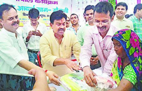 गोद लिए गांव में पहली बार सांसद ने लगाई चौपाल