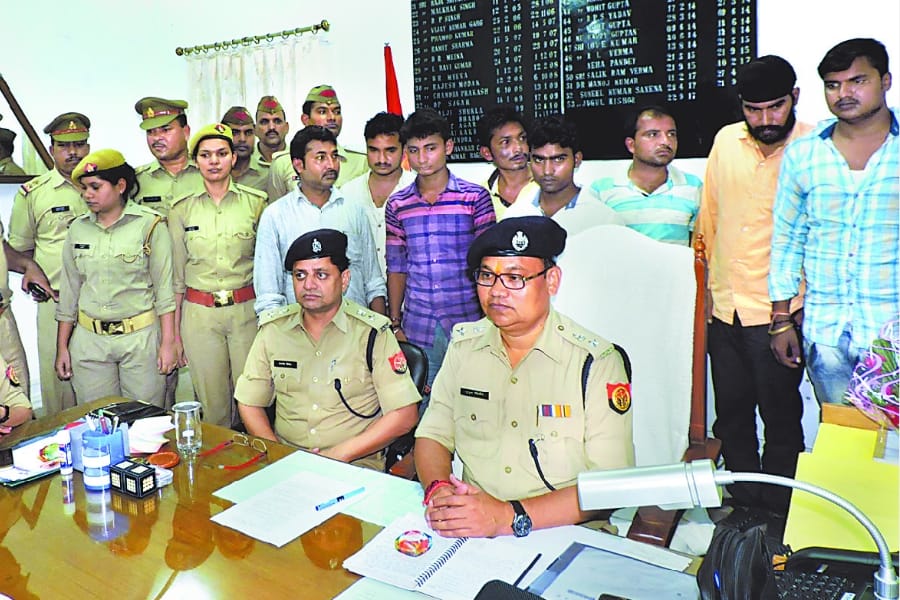  A sepoy arrested for running a loot gang in balrampur.
