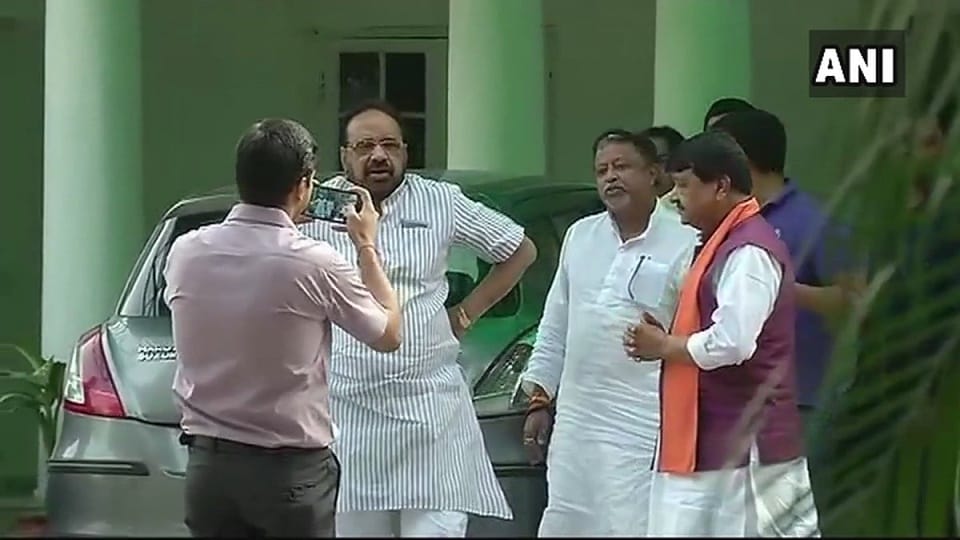  tmc leader Mukul Roy meets BJP in-charge of West Bengal Kailash Vijayvargiya