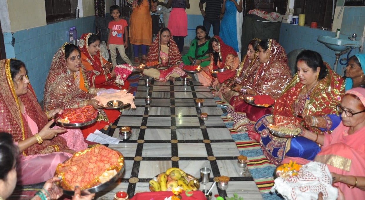 महिलाओं ने चलनी से किया अपने चांद का दीदार