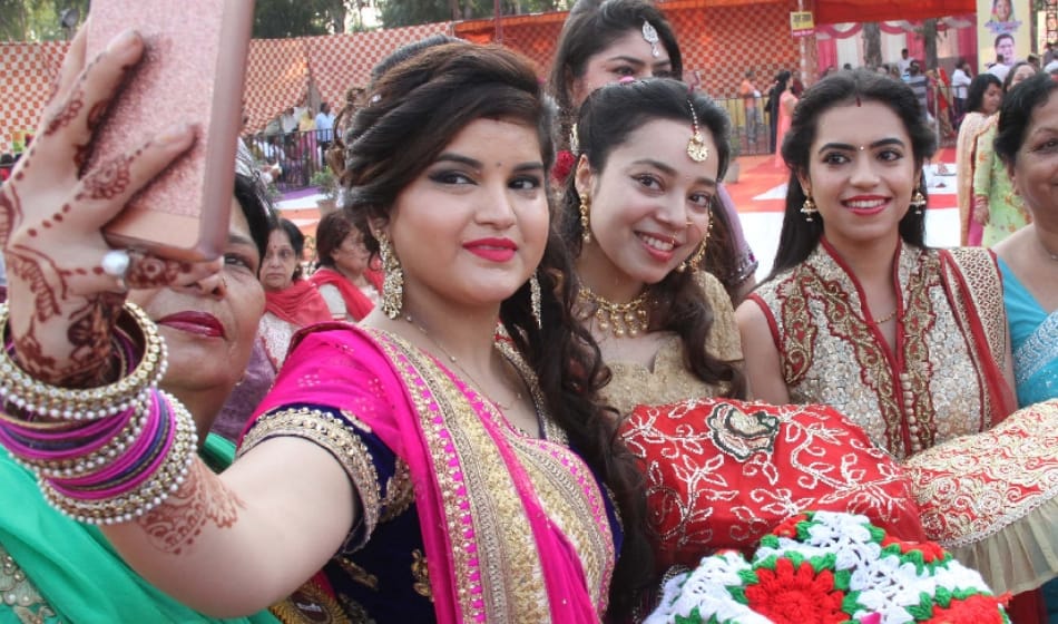 ladies broke their karwachauth fast after seeing moon