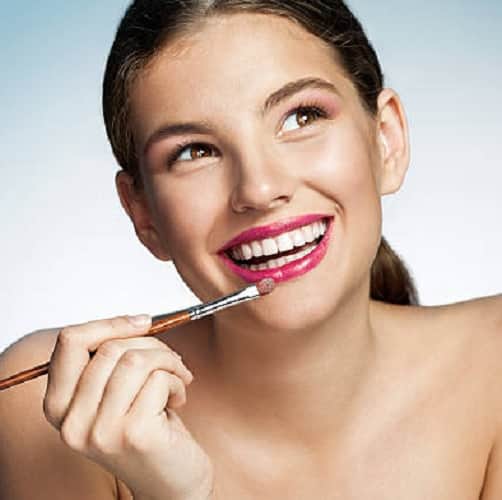 Follow these 4 methods to keep your lipstick stay away from your teeth
