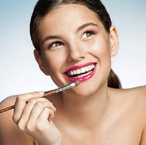 Follow these 4 methods to keep your lipstick stay away from your teeth