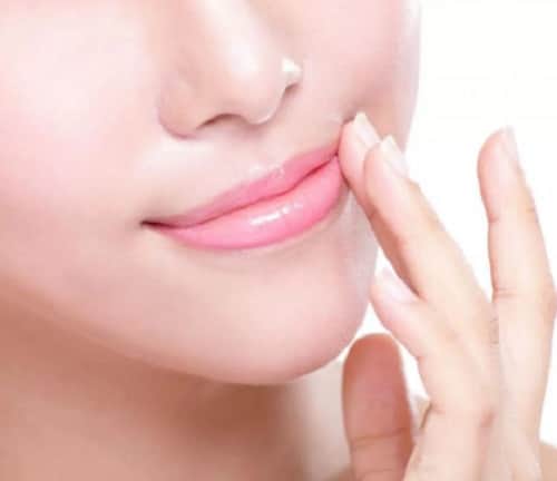 Follow these 4 methods to keep your lipstick stay away from your teeth
