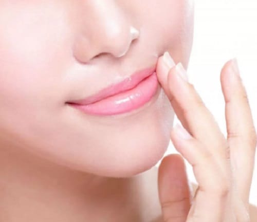 Follow these 4 methods to keep your lipstick stay away from your teeth