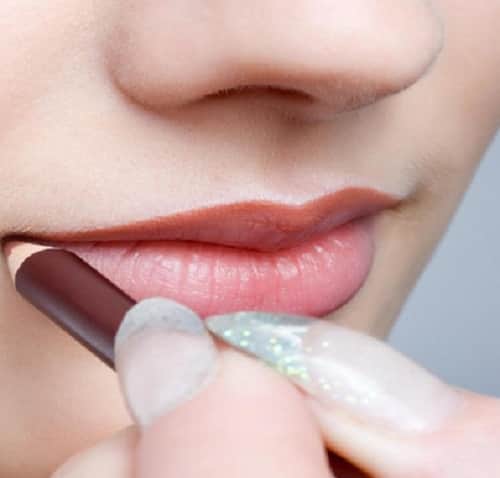 Follow these 4 methods to keep your lipstick stay away from your teeth