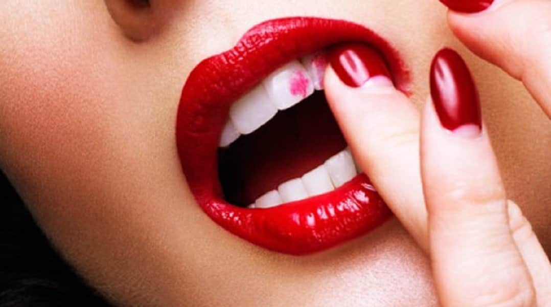 Follow these 4 methods to keep your lipstick stay away from your teeth