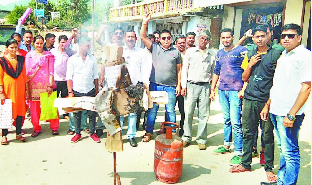 Blow the effigies of government on the crisis of cooking gas