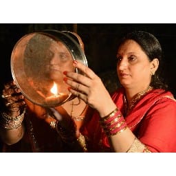 पहले चांद का किया दीदार फिर पति के चेहरे को निहारा