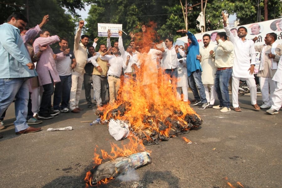 congress activists burned effigy of amit shah.