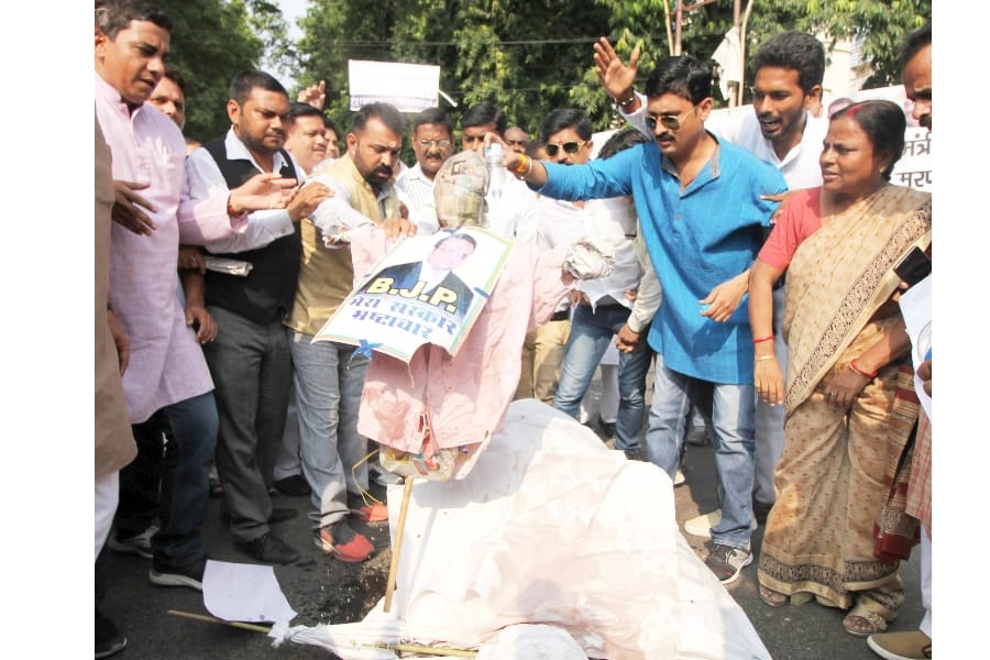congress activists burned effigy of amit shah.