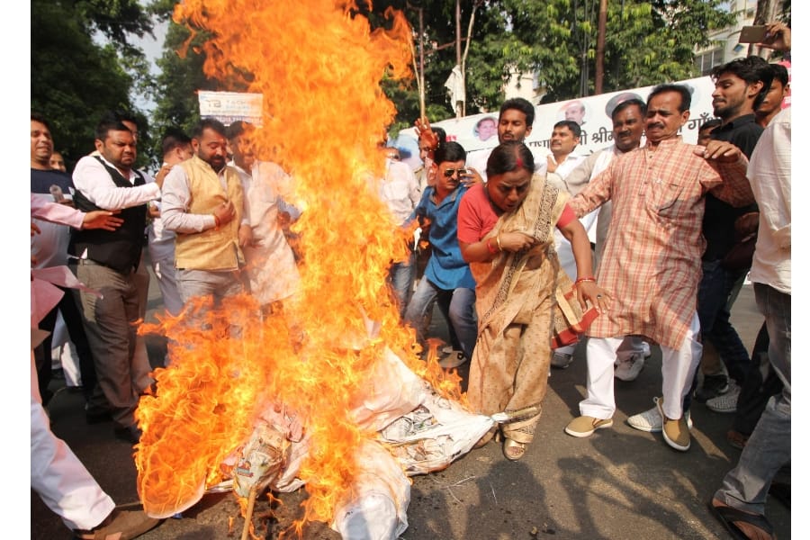 congress activists burned effigy of amit shah.