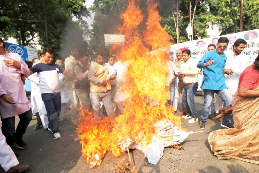 congress activists burned effigy of amit shah.