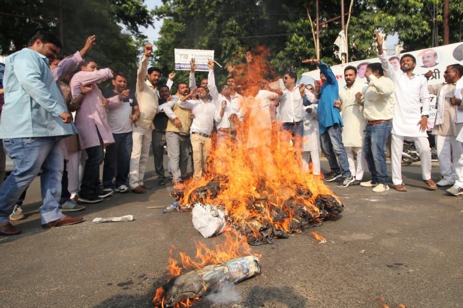 congress activists burned effigy of amit shah.