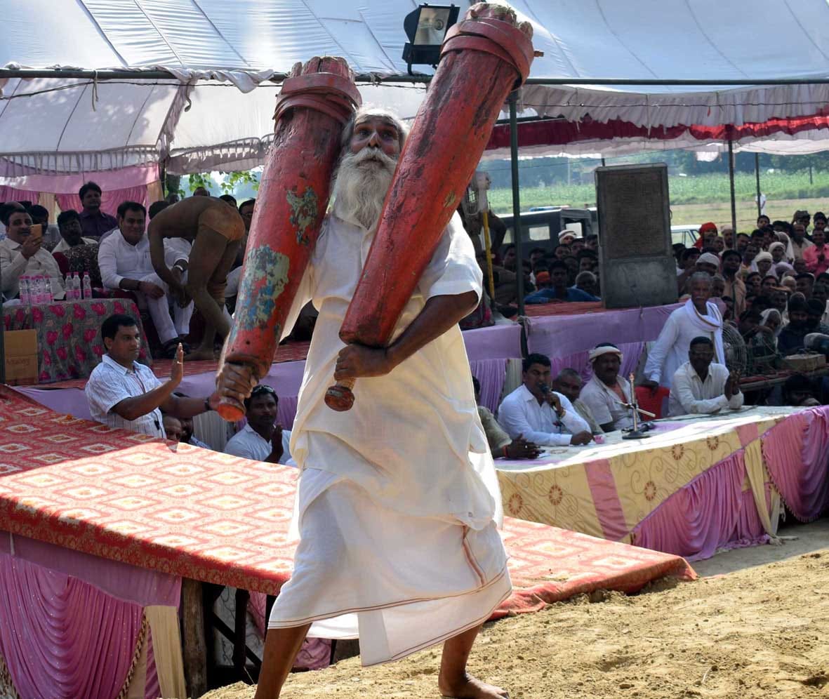 old wrestler shridhar mishra shows his power in varanasi