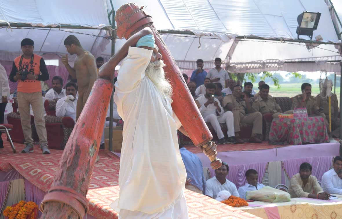 old wrestler shridhar mishra shows his power in varanasi