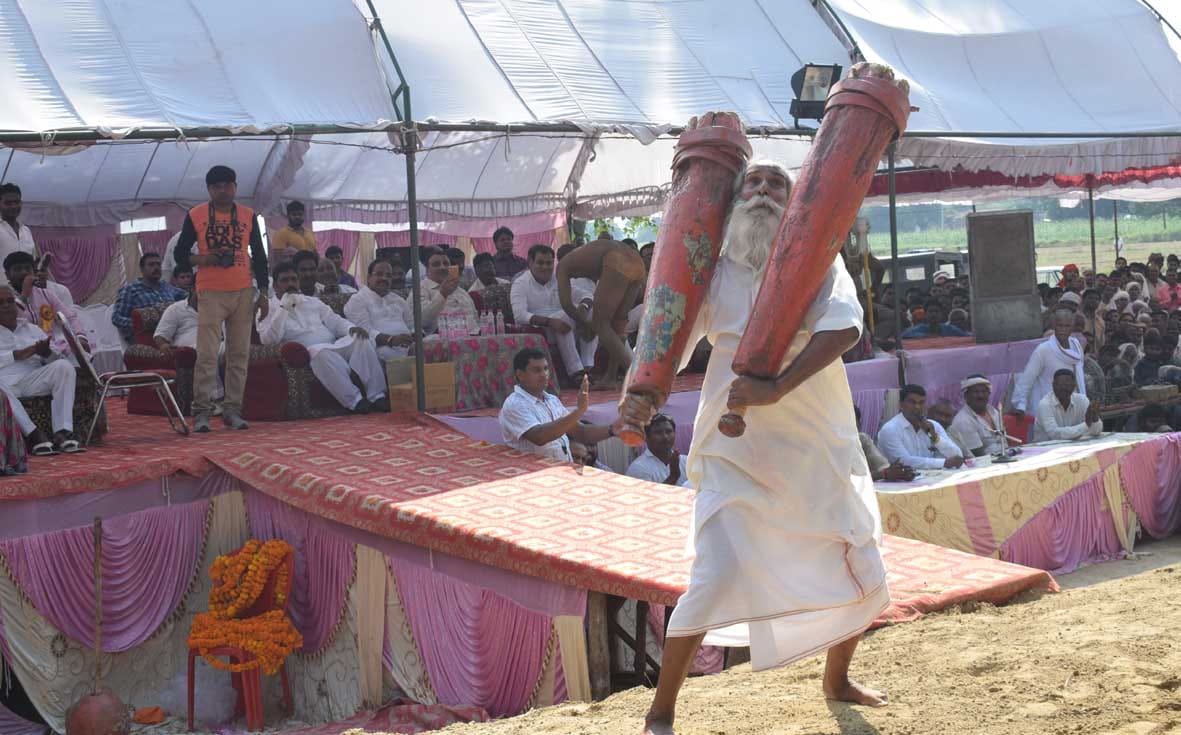 old wrestler shridhar mishra shows his power in varanasi