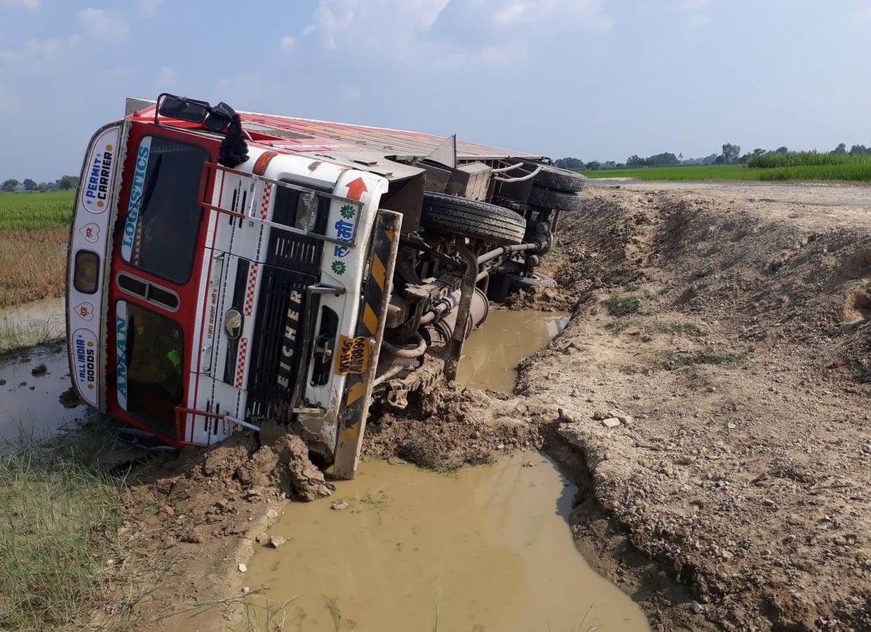 दवा से भरा कंटेनर पलटा