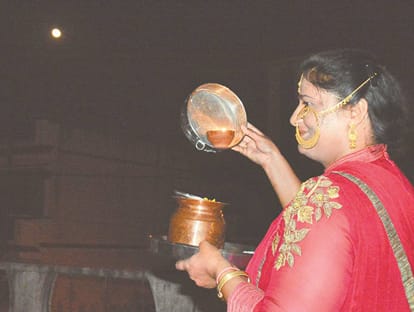 women unique story of karwa chauth 2017