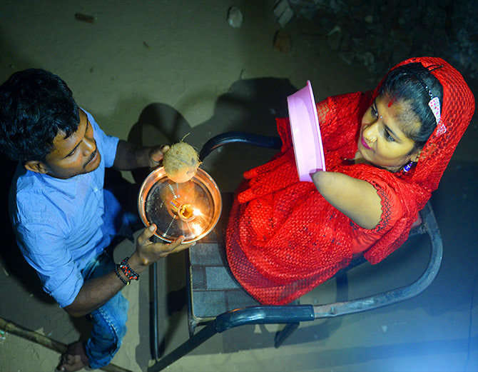 unique karva chauth of handicape girl, unique love story of mohali disable couple