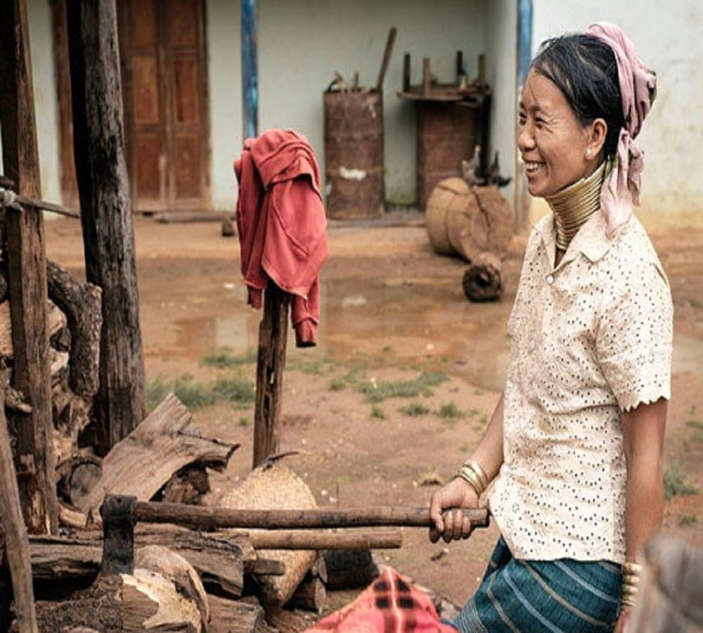 know the reason why Kayan woman wear neck rings 