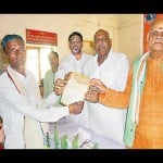 किसानों को कर्ज माफी का प्रमाण पत्र देते सांसद व मानिकपुर विधायक।