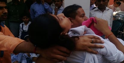 The condition of more than 100 children suddenly deteriorated in school, administration