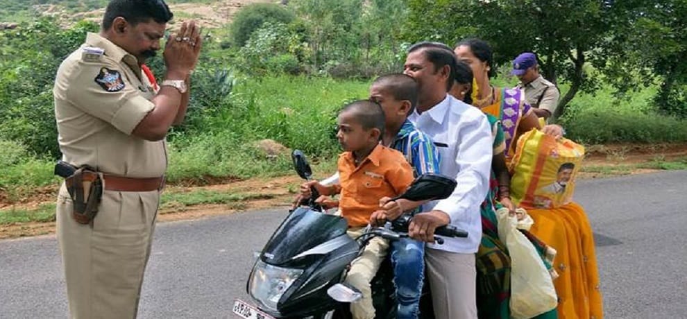 viral photo policeman pleading traffic offender in Hyderabad, andhra pradesh 