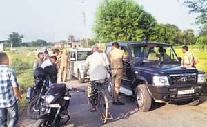 airtel worker looted in sirathu kaushambi