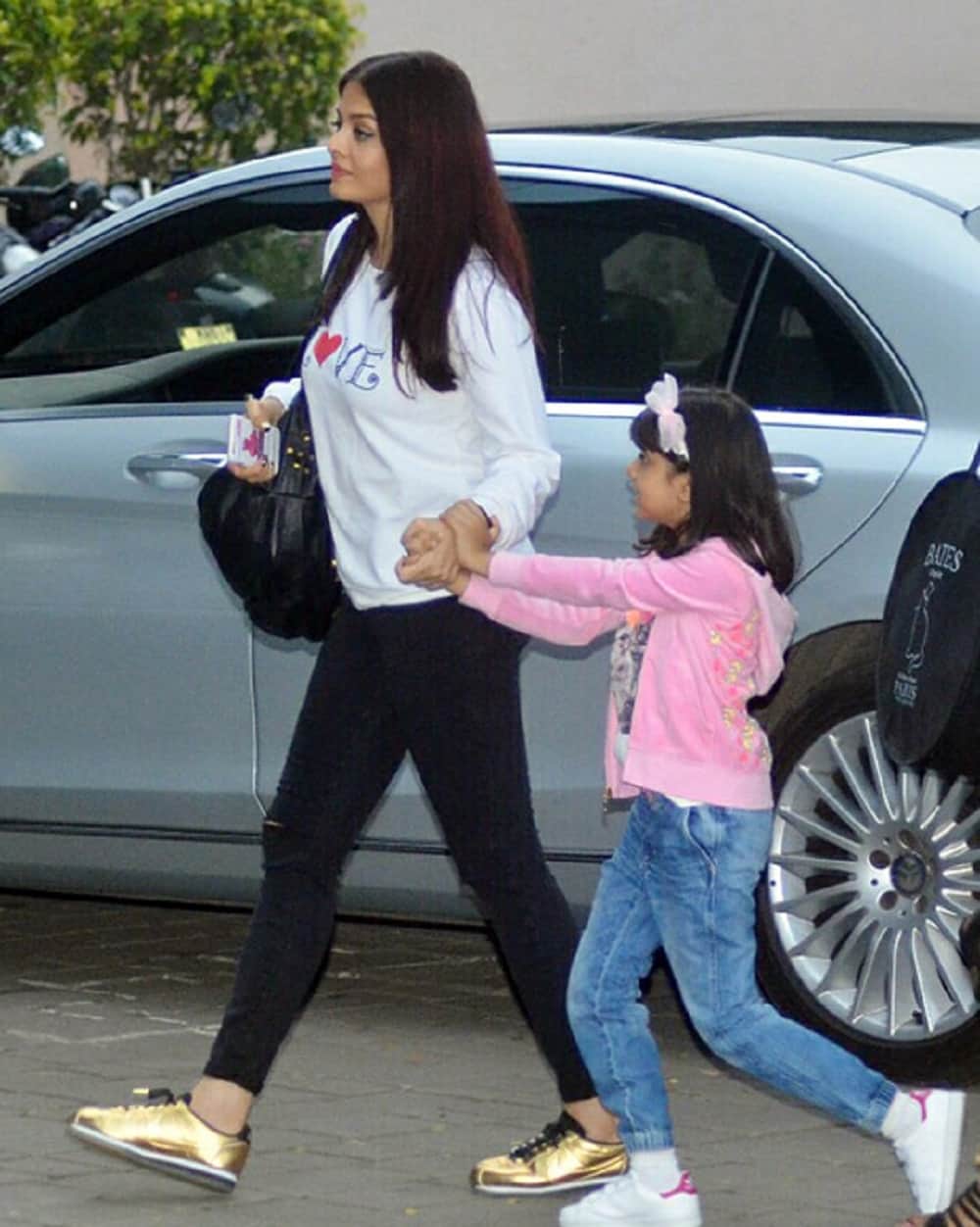 amitabh bachchan leaves for birthday celebration with whole family