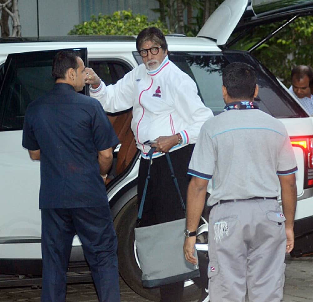 amitabh bachchan leaves for birthday celebration with whole family