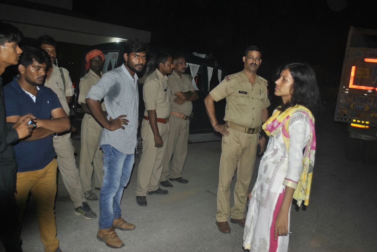 BHU girl student become mardani against cattle smuggler on highway
