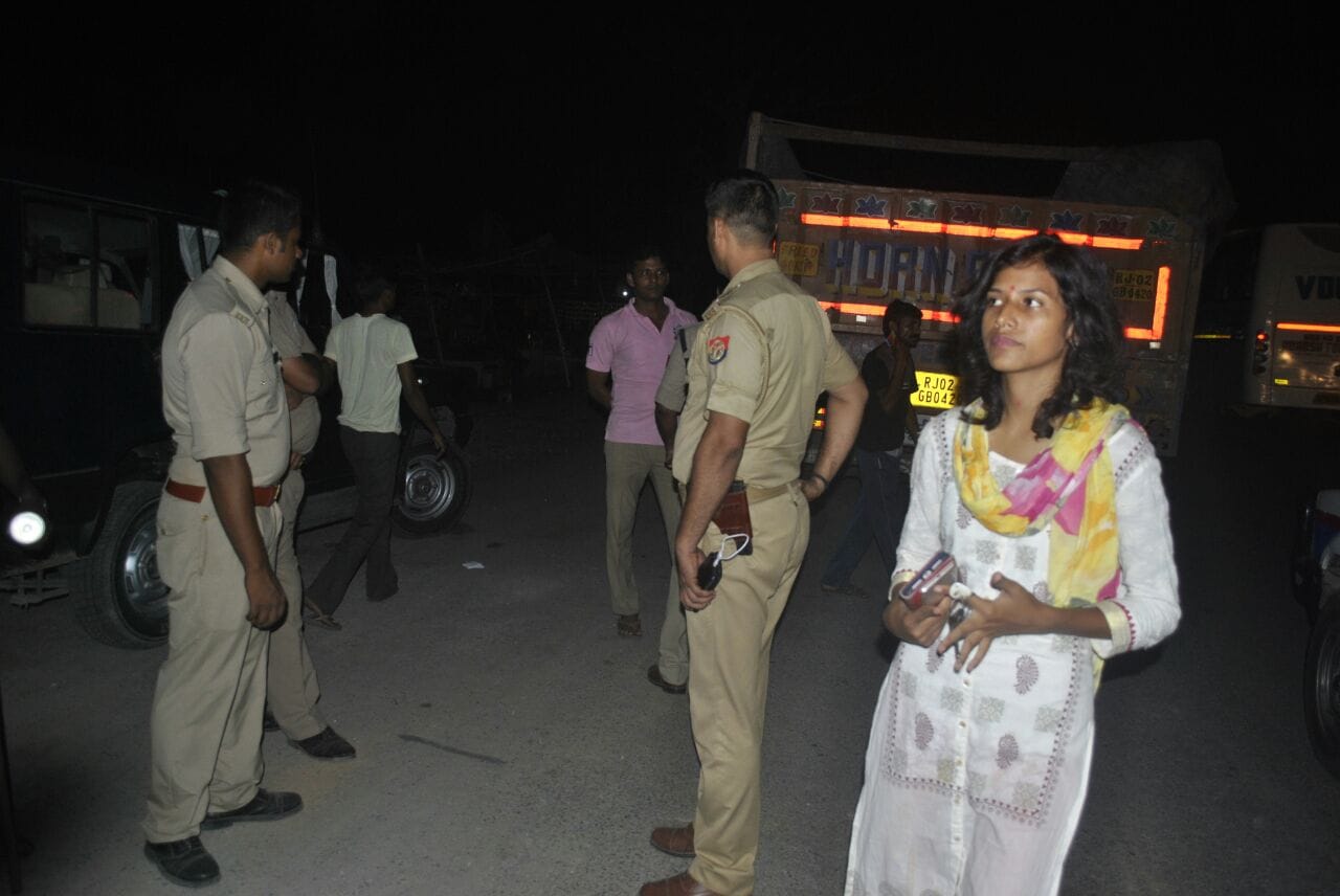 BHU girl student become mardani against cattle smuggler on highway