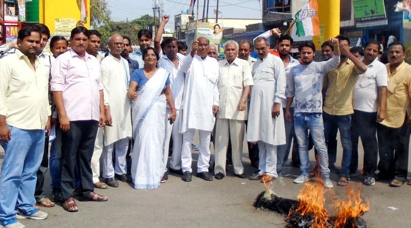 कांग्रेसियों ने भाजपा के राष्ट्रीय अध्यक्ष का फूंका पुतला