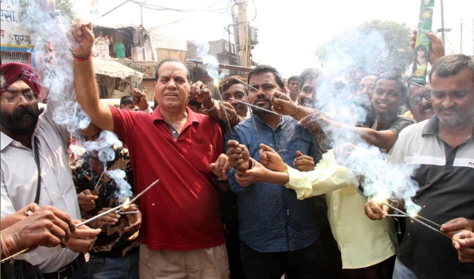 cracker sellers on hunger strike showed protest by burning crackers