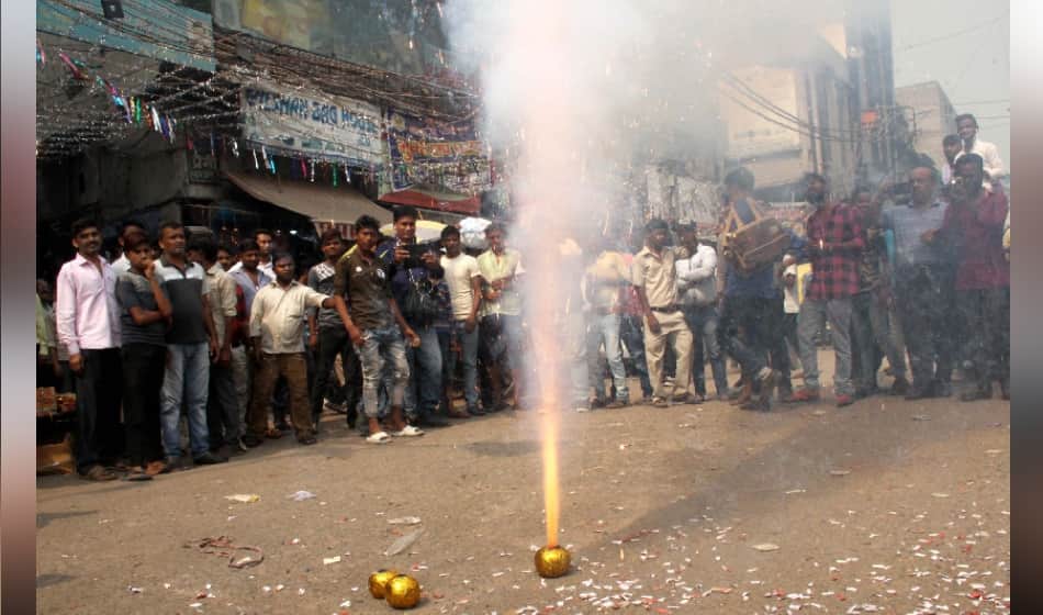 cracker sellers on hunger strike showed protest by burning crackers