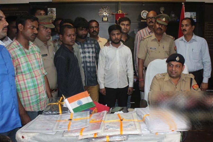 police arrested fraud who were making fake degrees and marksheets in Lucknow.