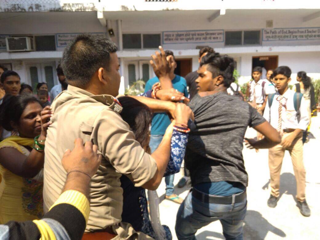 रायपुर में पंचायत प्रधान के घर पर पथराव