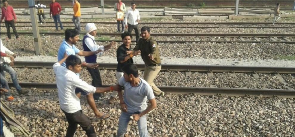 sister called her brothers and beating husband in Kaushambi