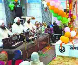 Sikh offer prayer in Gurudwara