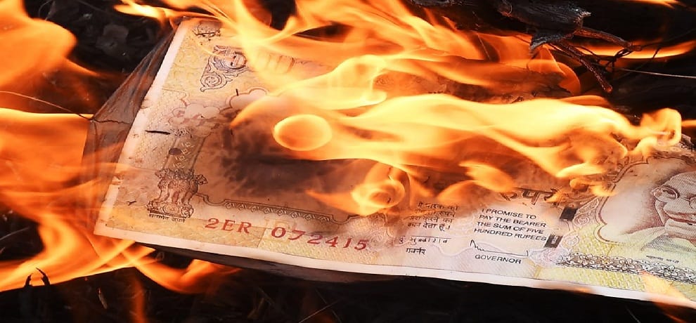 Rs 6.5 lakhs looted on gunpoint and then burnout by robber