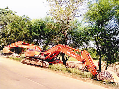 Caught two pokuland machines in sand mining machine