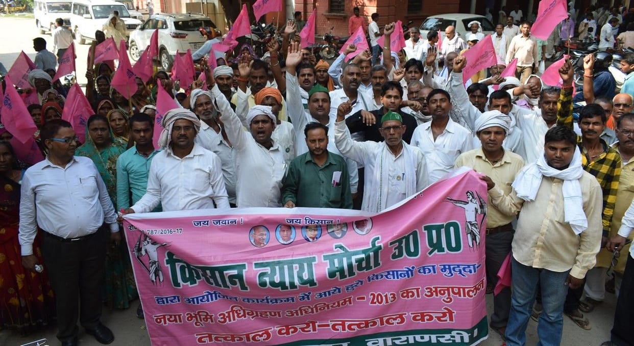 मानक के अनुसार मुआवजा देने की मांग