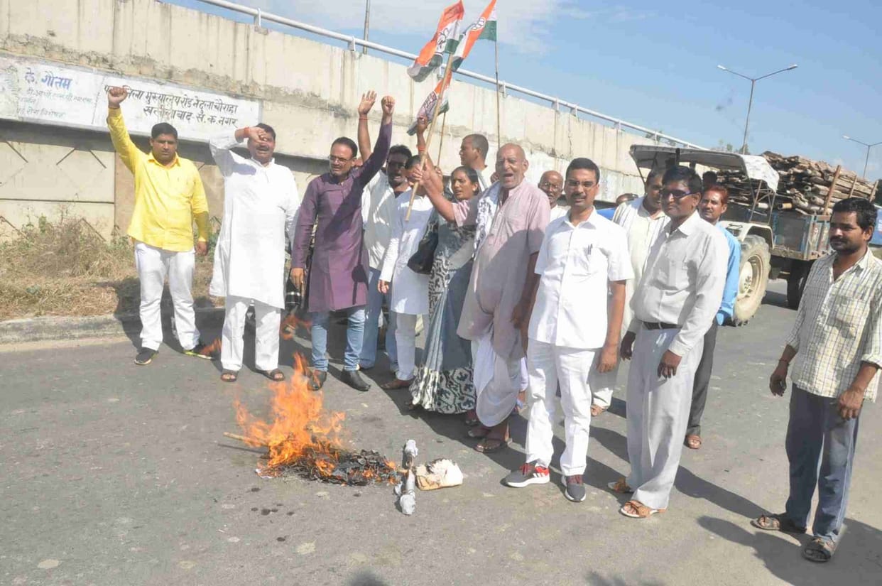 congress workers burnt effigiency of bjb president