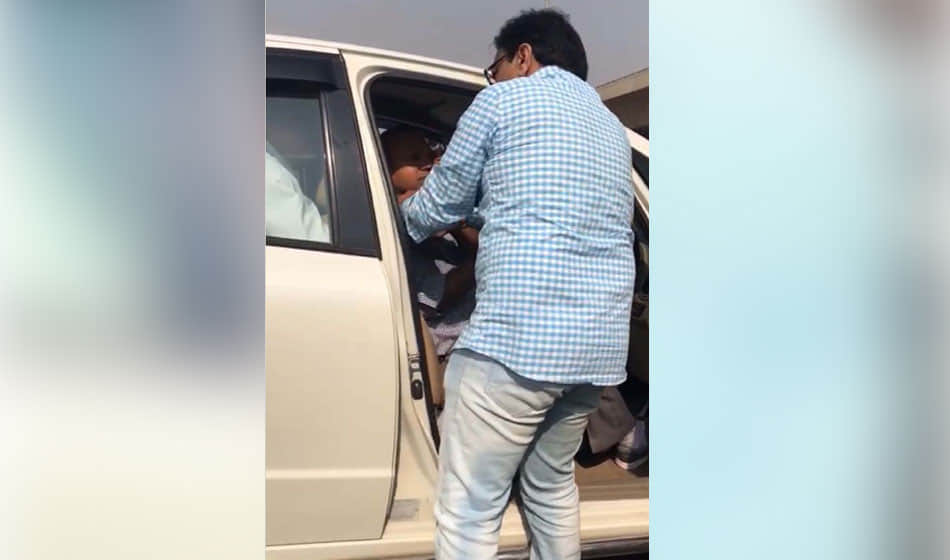 retired ips officer fight with transport commissioner and female officer on road in delhi