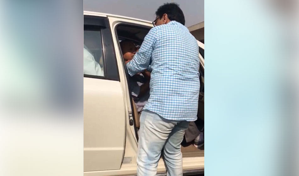 retired ips officer fight with transport commissioner and female officer on road in delhi