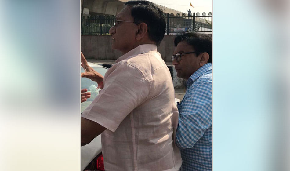 retired ips officer fight with transport commissioner and female officer on road in delhi