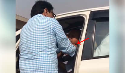 retired ips officer fight with transport commissioner and female officer on road in delhi