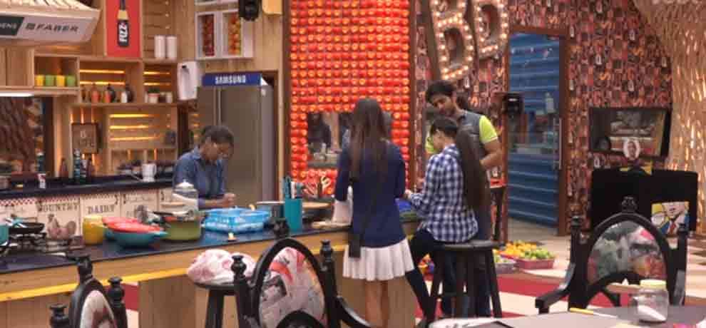 bigg boss 11 hiten tejwani said some special words for sapna chaudhary that onscreen she felt shy