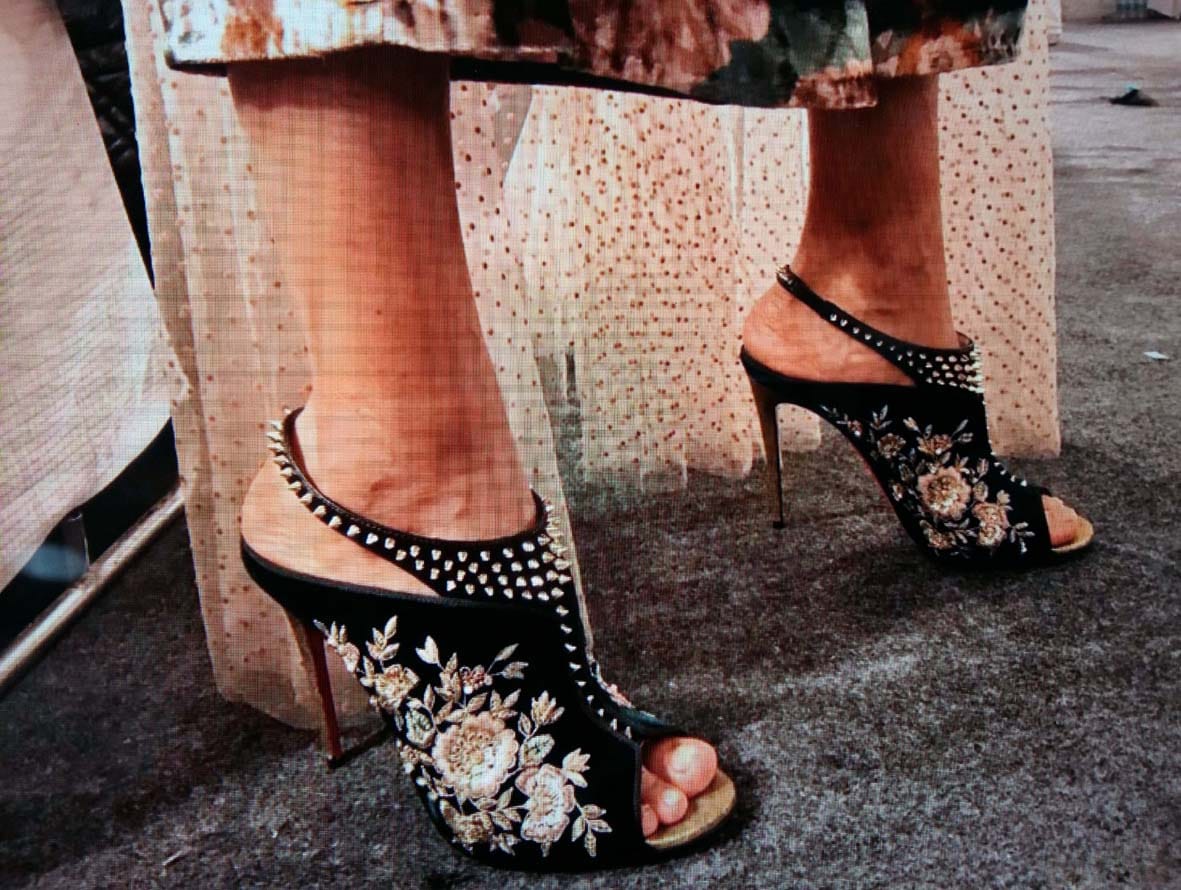 banaras brocket shoes become favorite by model show